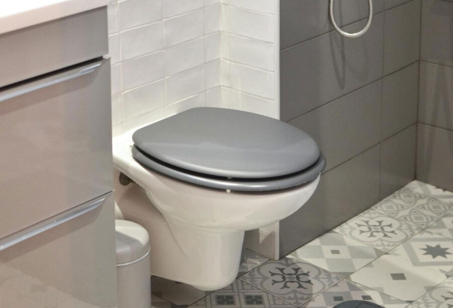 Guide pratique pour résoudre le problème d'un abattant de WC qui bouge